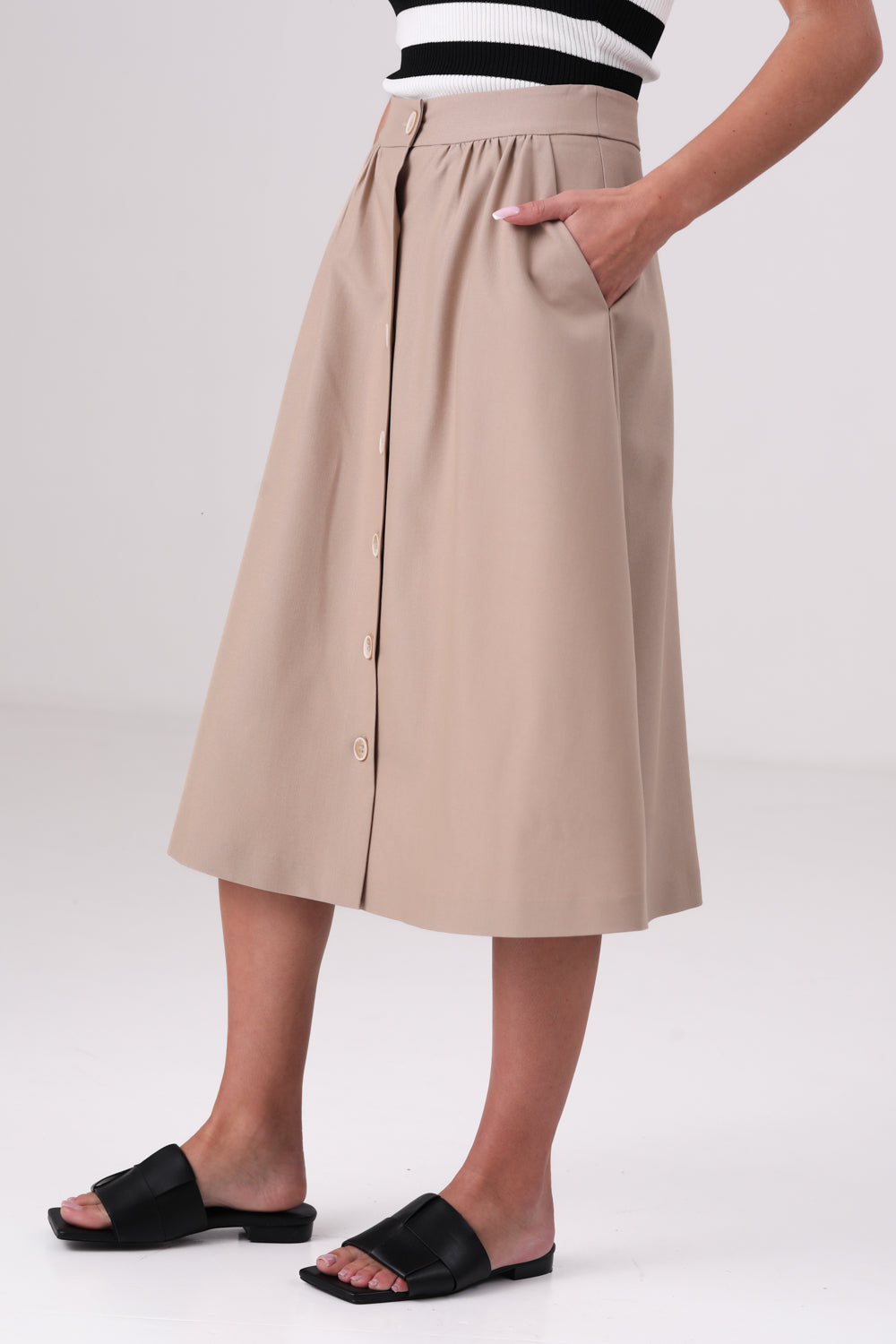 חצאית מידי עם כפתורים בצבע בז'