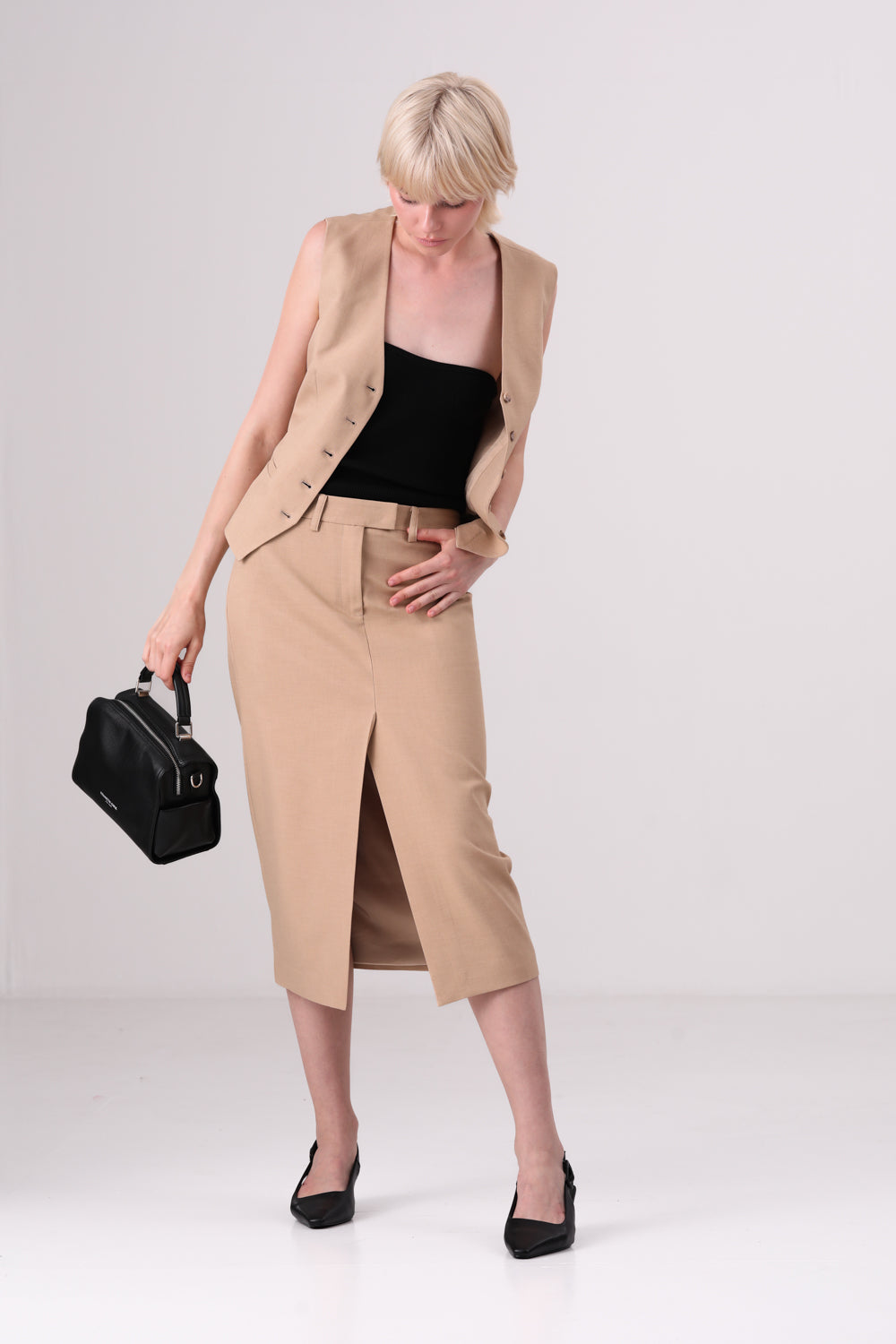 חצאית מידי מחויטת בצבע בז'