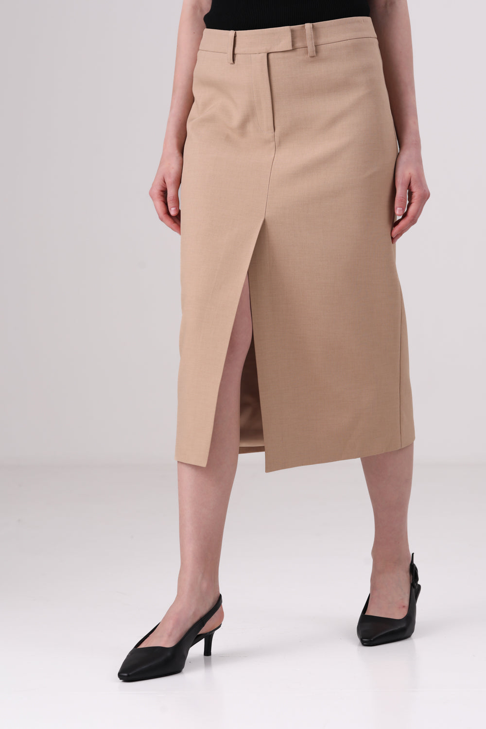 חצאית מידי מחויטת בצבע בז'