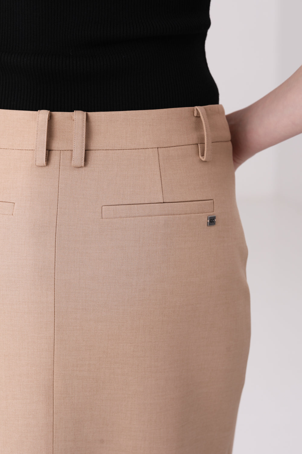 חצאית מידי מחויטת בצבע בז'