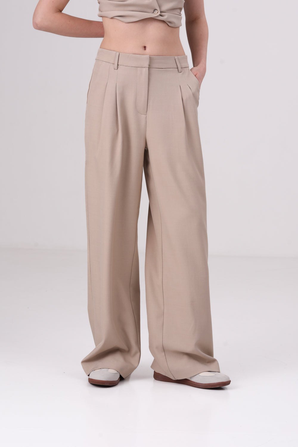 מכנסים רחבים עם קפלים לנשים