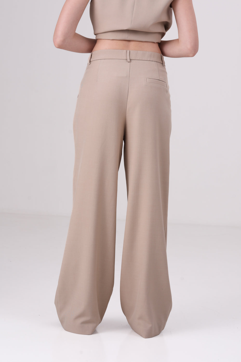 מכנסים רחבים עם קפלים לנשים