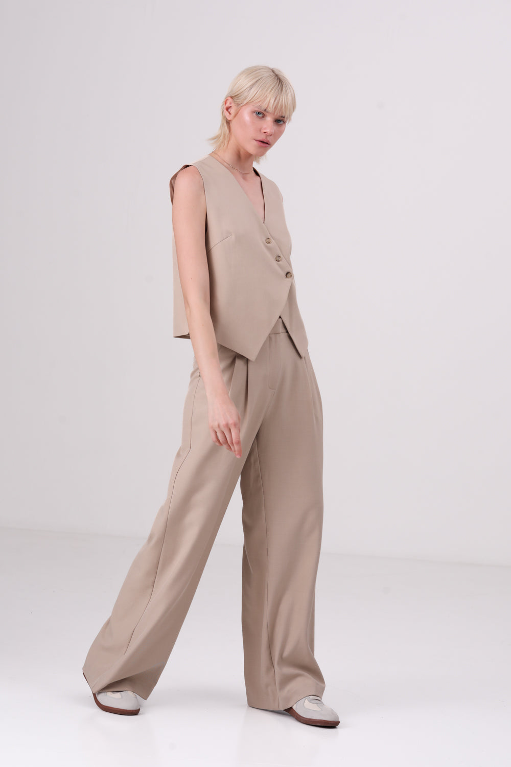 מכנסים רחבים עם קפלים לנשים