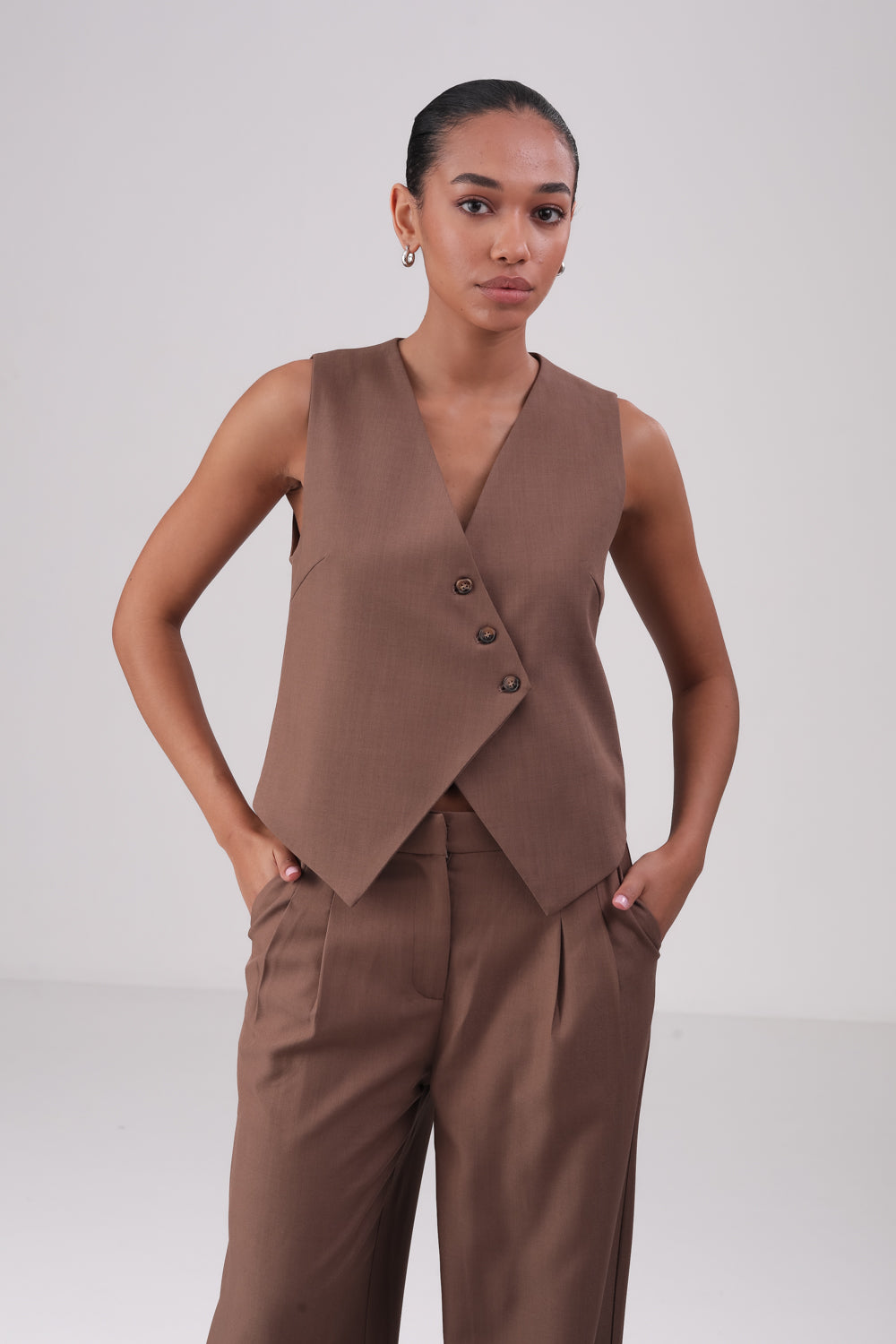 ווסט עם סגירה אלכסונית לנשים