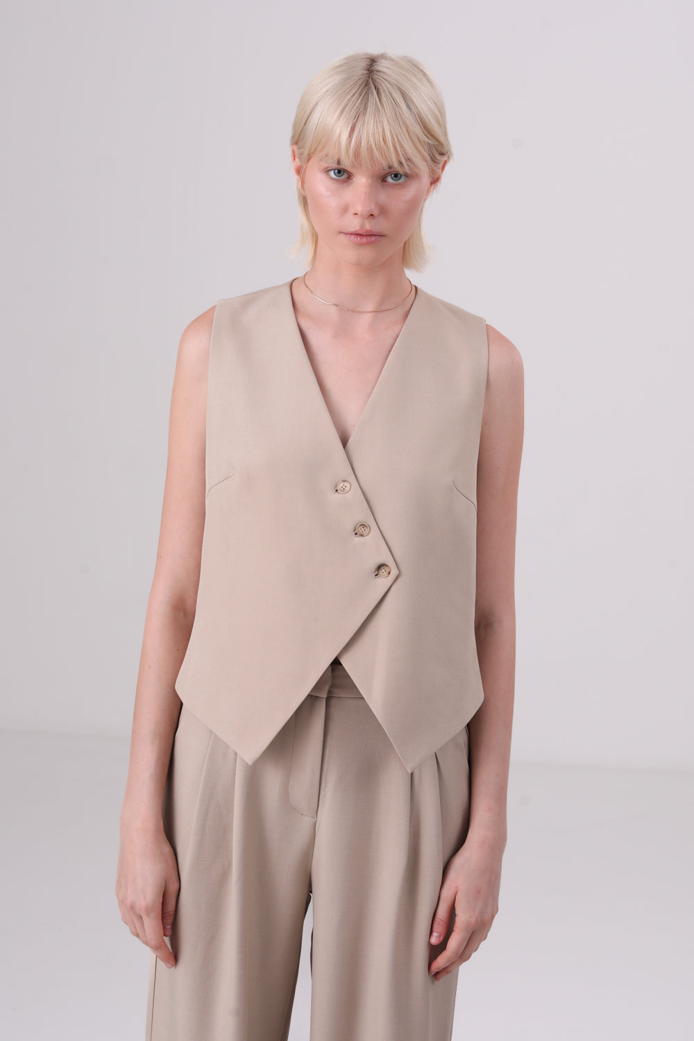 ווסט עם סגירה אלכסונית לנשים