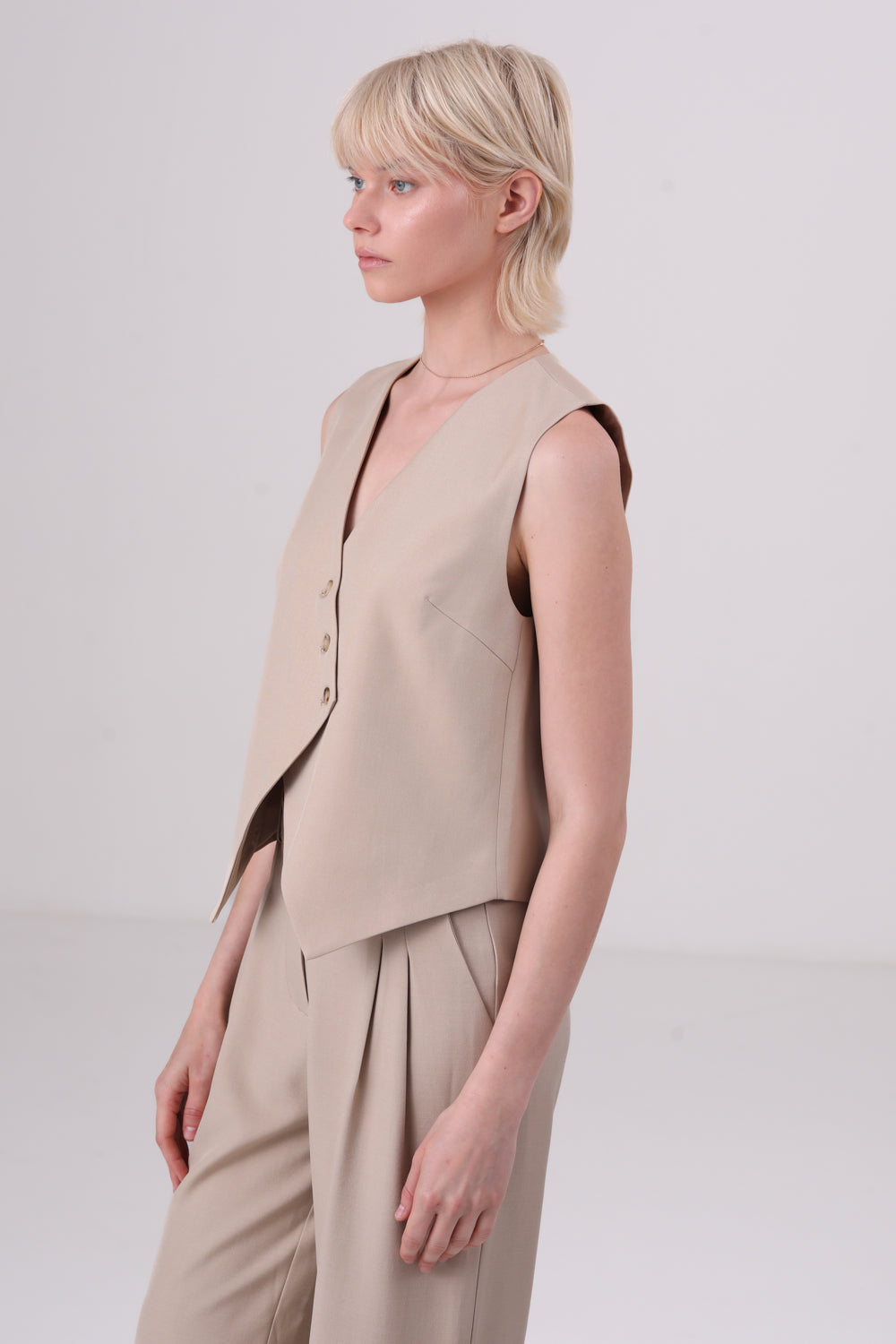 ווסט עם סגירה אלכסונית לנשים