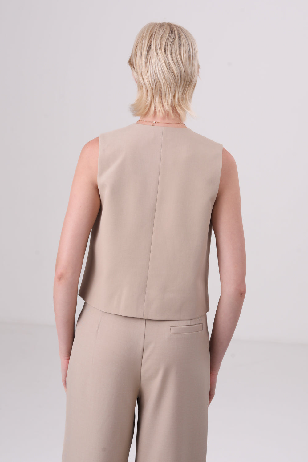 ווסט עם סגירה אלכסונית לנשים