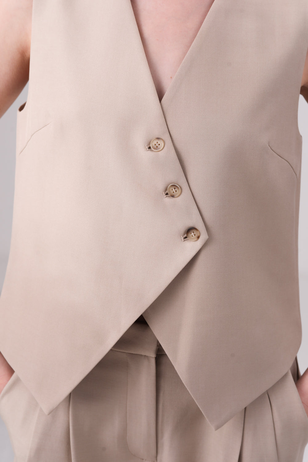 ווסט עם סגירה אלכסונית לנשים