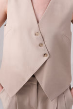 ווסט עם סגירה אלכסונית לנשים