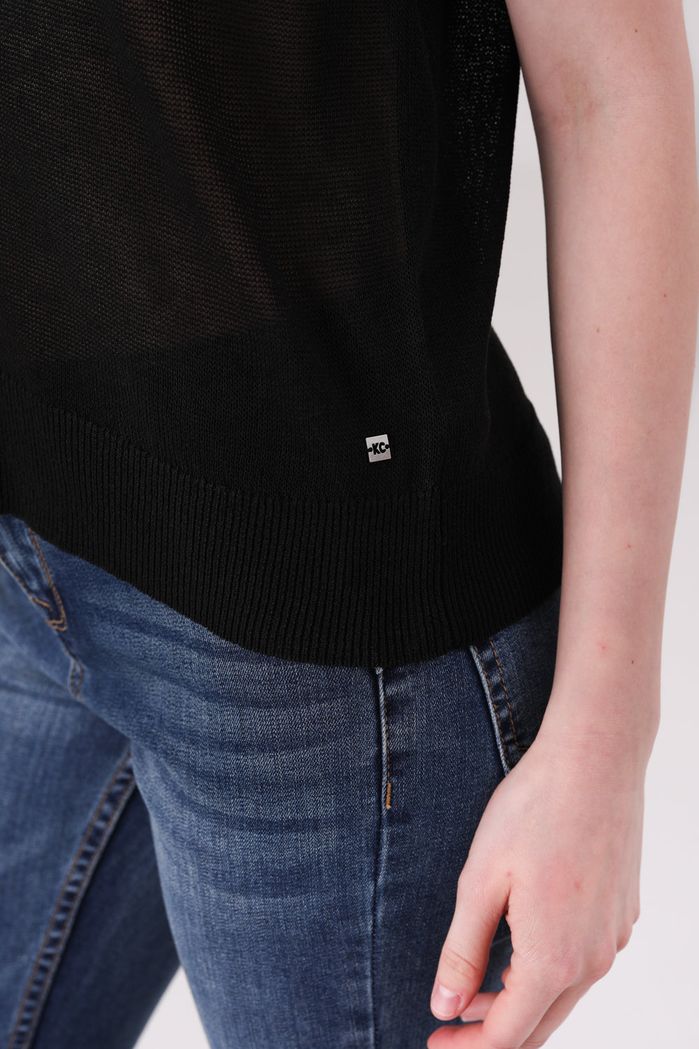 חולצת סריג עם כתף רחבה לנשים