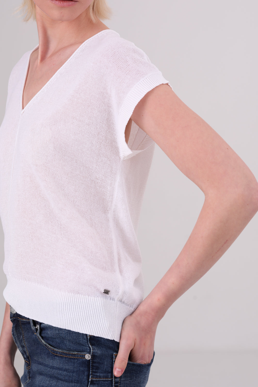 חולצת סריג עם כתף רחבה לנשים