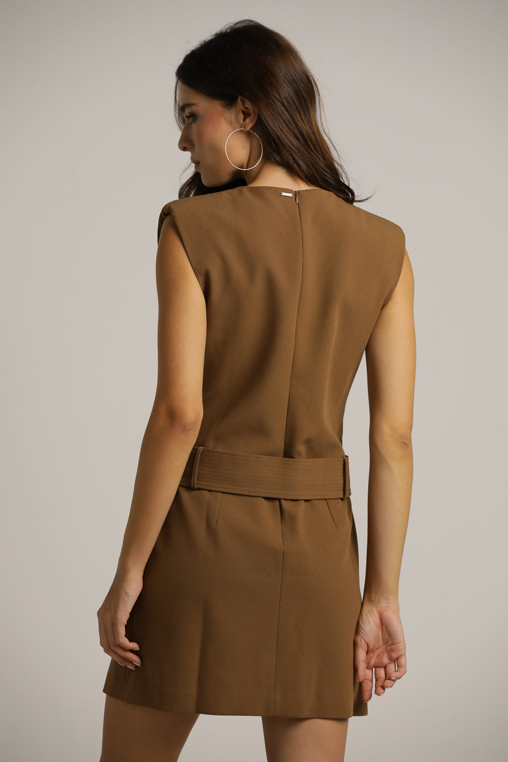 שמלת מיני ללא שרוולים עם חגורה | קנת קול
