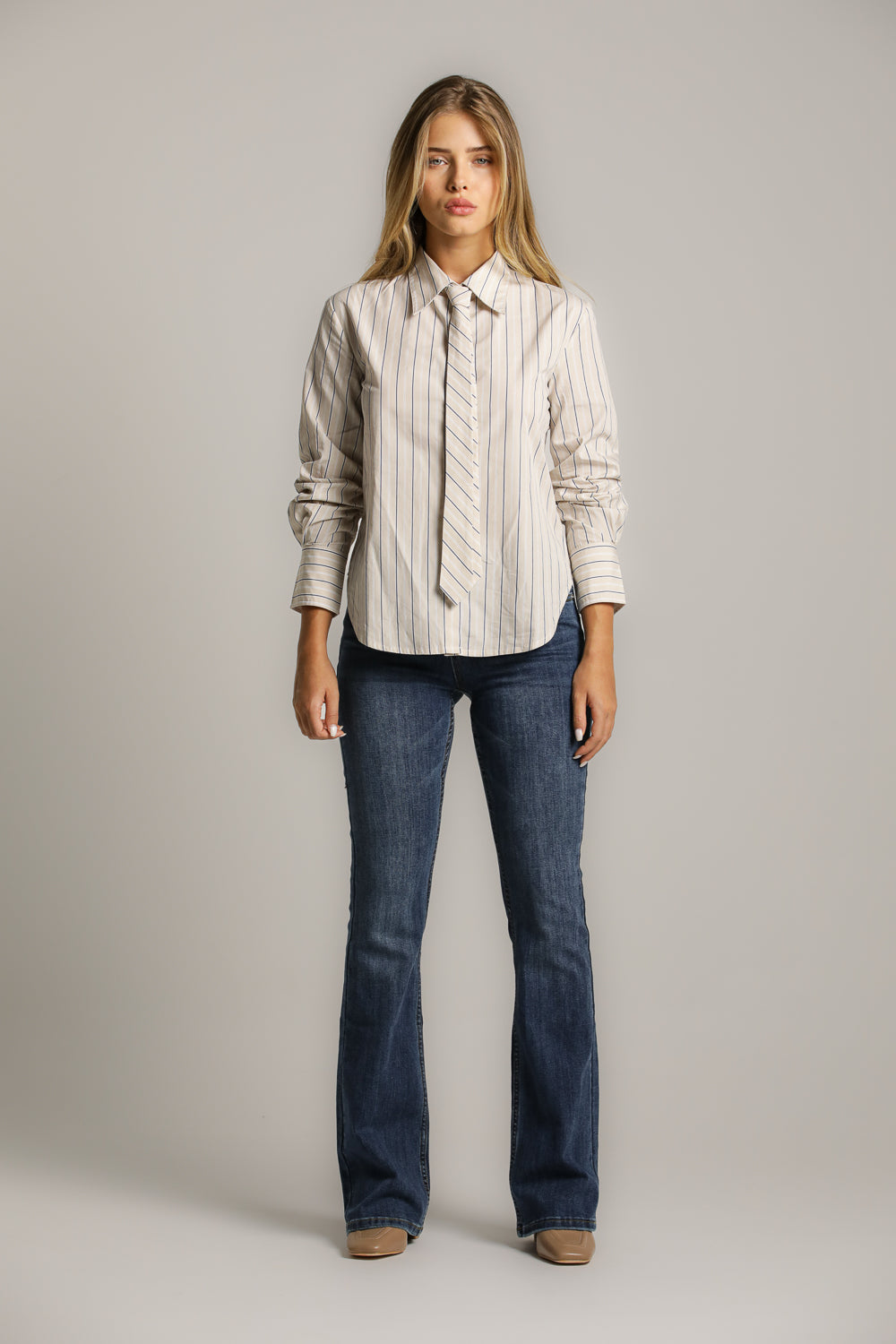 חולצה מכופתרת עם עניבה תואמת | קנת קול