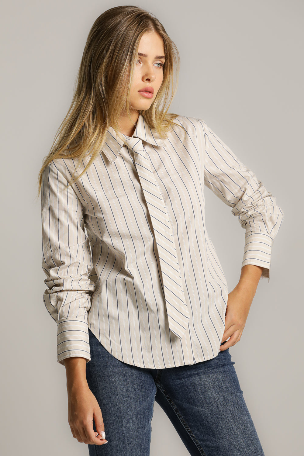 חולצה מכופתרת עם עניבה תואמת | קנת קול