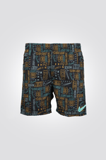 בגד ים מבית המותג NIKE , בעל מותניים אלסטיות עם שרוך להתאמה מושלמת בשילוב בד קל משקל שמספק נוחות מיטבית, כיסים בצדדים שמספקים שמירה על החפצים שלך בצורה הנוחה ביותר.