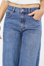 ג'ינס בגיזרת באגי בצבע כחול