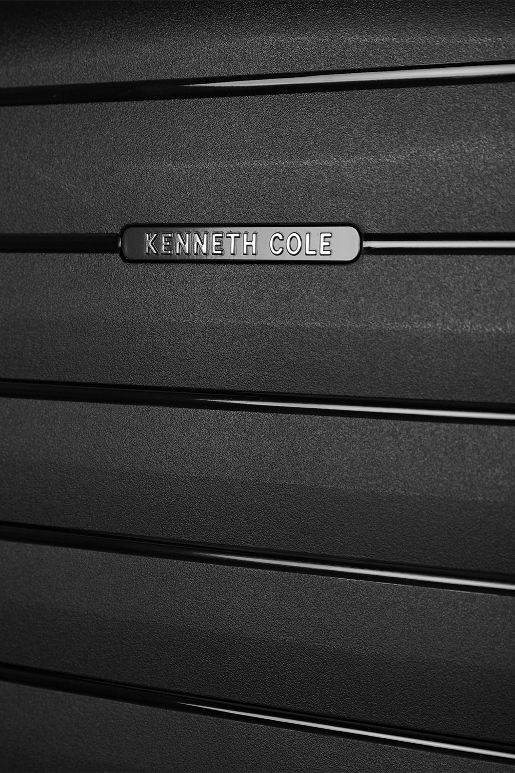 מזוודה קשיחה גדולה 29" מדגם INFLUENCE  בצבע שחור