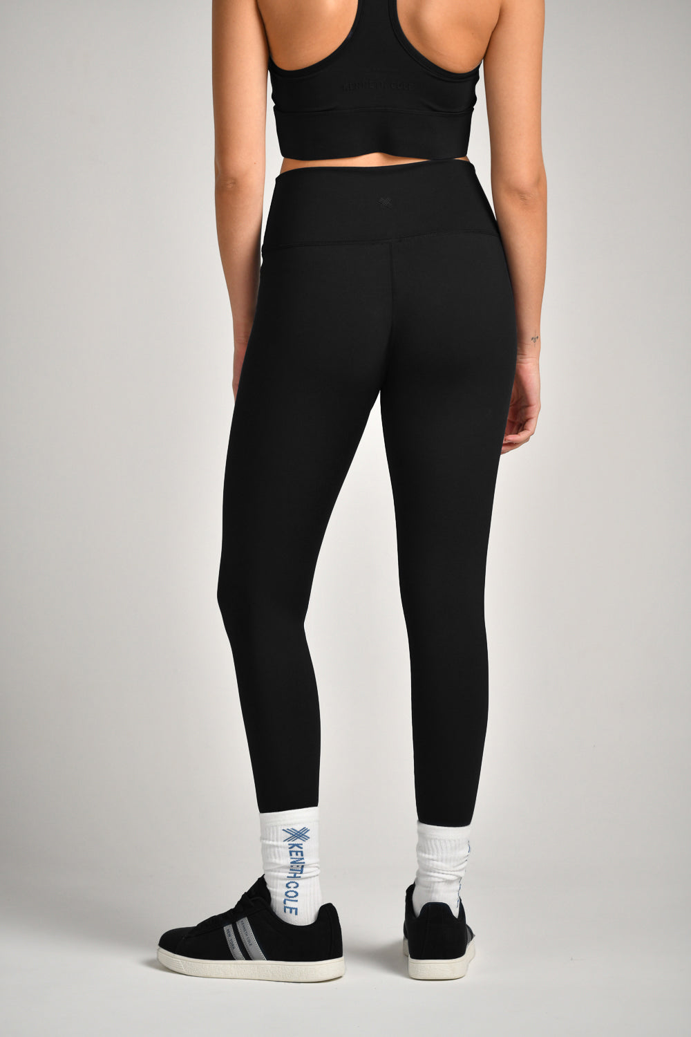 טייץ ספורט בגזרה גבוהה בצבע שחור