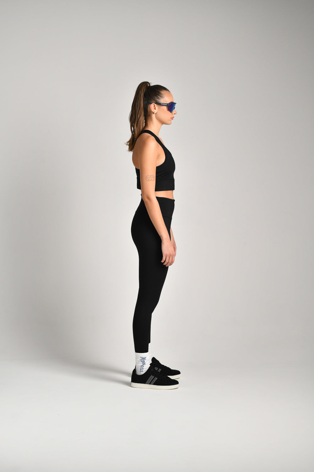 טייץ ספורט בגזרה גבוהה בצבע שחור