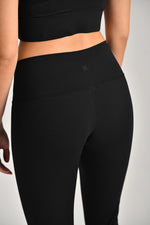 טייץ ספורט בגזרה גבוהה בצבע שחור