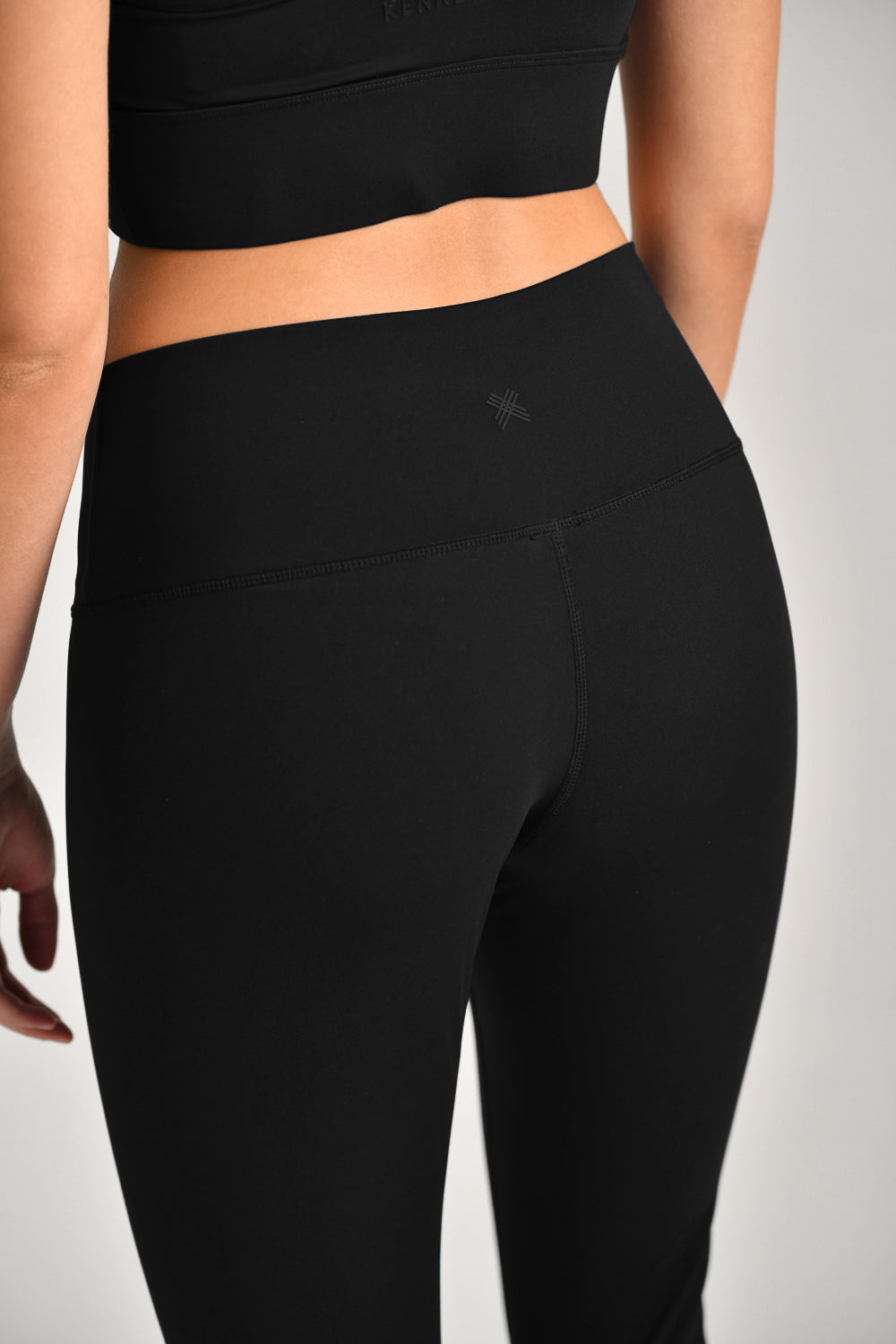 טייץ ספורט בגזרה גבוהה בצבע שחור