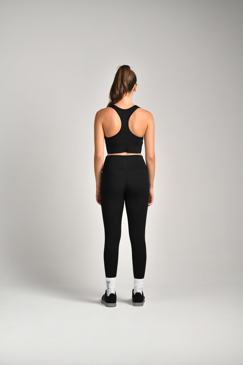 טייץ ספורט בגזרה גבוהה בצבע שחור