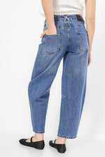 ג'ינס בגיזרת באגי בצבע כחול