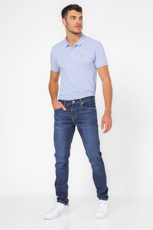 ג'ינס מבית המותג LEVI'S בעל 5 כיסים לאיחסון. גזרה עם סגירת כפתור ורוכסן. אופנתי ומתאים לכל מראה.