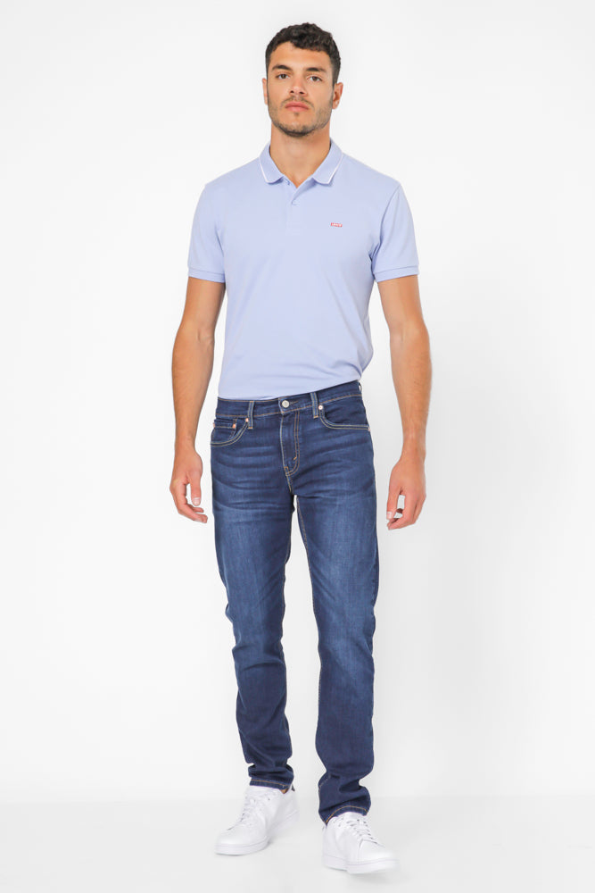 ג'ינס מבית המותג LEVI'S בעל 5 כיסים לאיחסון. גזרה עם סגירת כפתור ורוכסן. אופנתי ומתאים לכל מראה.