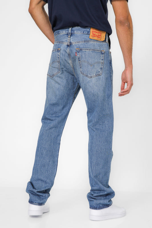 ג'ינס מבית המותג LEVIS בעל , 5 כיסים לאיחסון . גזרה ישירה סגירת כפתור ורוכסן . אופנתי ומתאים לכל מראה .
