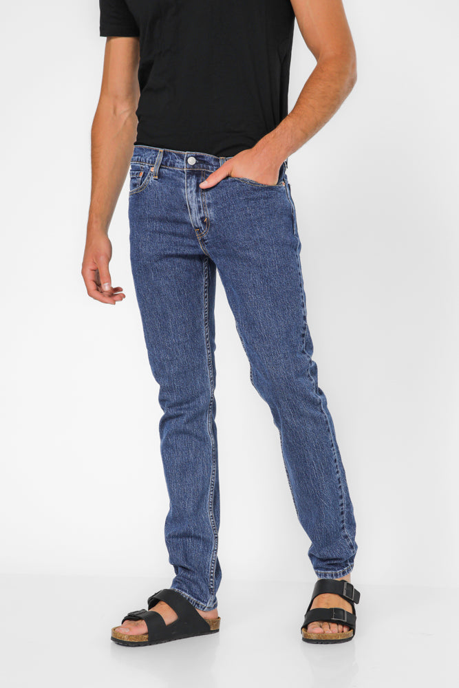 ג'ינס מבית המותג LEVI'S , ג'ינס בעל סגירת רוכסן וכפתור ולולאות חגורה במותן להתאמה אישית, כיסים צידיים ואחוריים לנוחות מירבית.