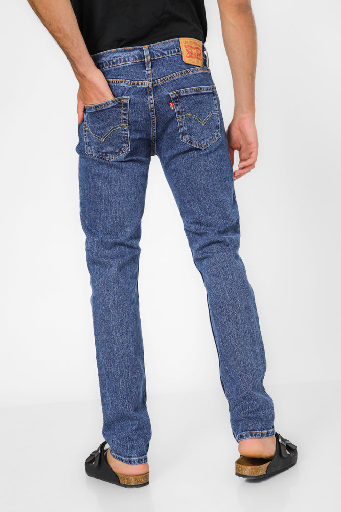 ג'ינס מבית המותג LEVI'S , ג'ינס בעל סגירת רוכסן וכפתור ולולאות חגורה במותן להתאמה אישית, כיסים צידיים ואחוריים לנוחות מירבית.