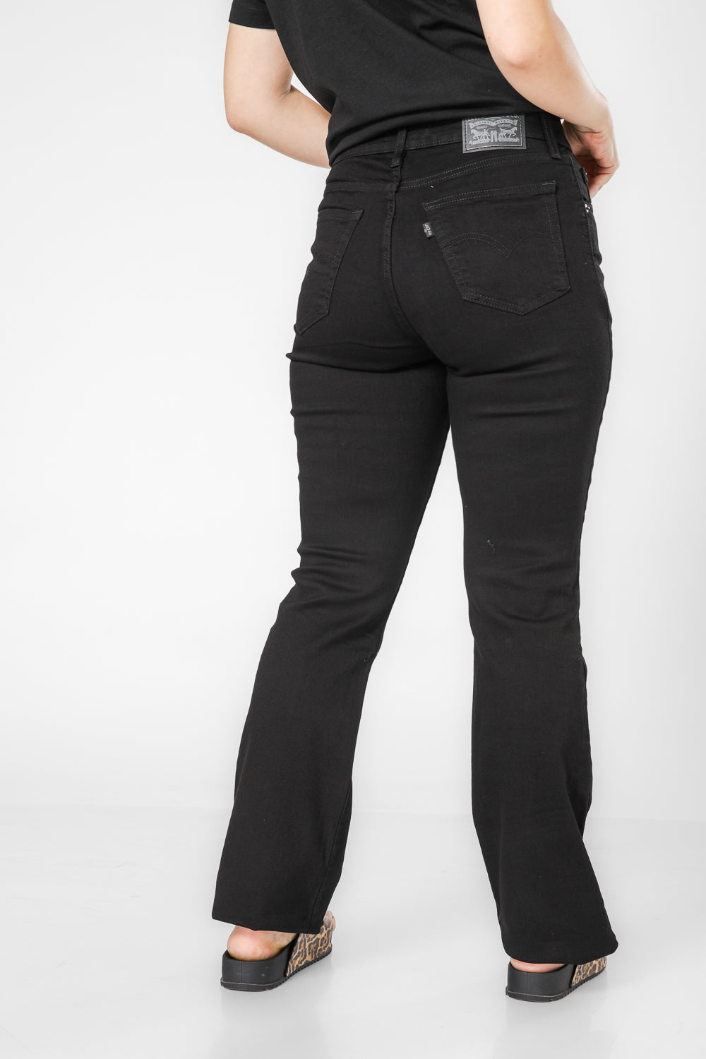 מכנסי ג'ינס לנשים 725 Bootcut בצבע שחור