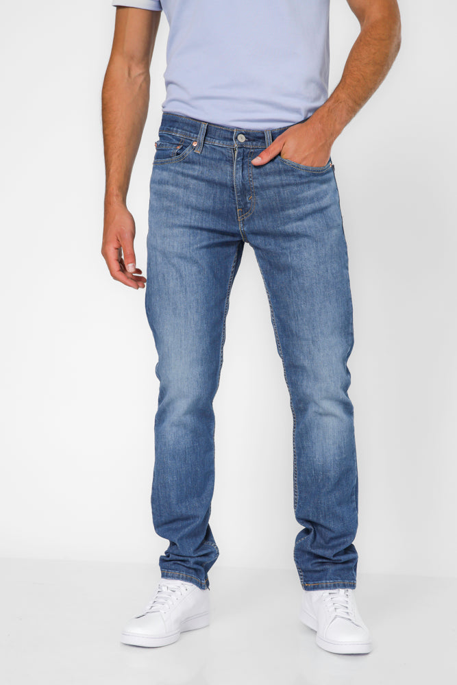 ג'ינס מבית המותג LEVI'S בעל 5 כיסים לאיחסון. גזרה עם סגירת כפתור ורוכסן. אופנתי ומתאים לכל מראה