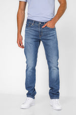 ג'ינס מבית המותג LEVI'S בעל 5 כיסים לאיחסון. גזרה עם סגירת כפתור ורוכסן. אופנתי ומתאים לכל מראה