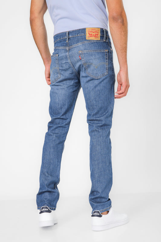 ג'ינס מבית המותג LEVI'S בעל 5 כיסים לאיחסון. גזרה עם סגירת כפתור ורוכסן. אופנתי ומתאים לכל מראה