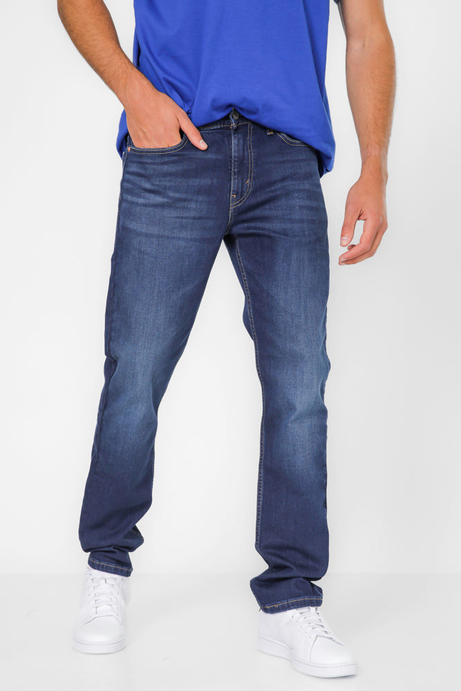 ג'ינס מבית המותג LEVI'S , ג'ינס בעל סגירת רוכסן וכפתור ולולאות חגורה במותן להתאמה אישית, כיסים צידיים ואחוריים לנוחות מירבית.