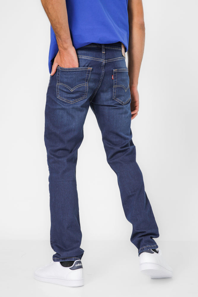 ג'ינס מבית המותג LEVI'S , ג'ינס בעל סגירת רוכסן וכפתור ולולאות חגורה במותן להתאמה אישית, כיסים צידיים ואחוריים לנוחות מירבית.