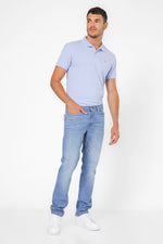 ג'ינס מבית המותג LEVI'S , ג'ינס בעל סגירת רוכסן וכפתור ולולאות חגורה במותן להתאמה אישית, כיסים צידיים ואחוריים לנוחות מירבית.