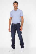 ג'ינס מבית המותג LEVI'S , ג'ינס בעל סגירת רוכסן וכפתור ולולאות חגורה במותן להתאמה אישית, כיסים צידיים ואחוריים לנוחות מירבית.