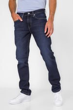 ג'ינס מבית המותג LEVI'S , ג'ינס בעל סגירת רוכסן וכפתור ולולאות חגורה במותן להתאמה אישית, כיסים צידיים ואחוריים לנוחות מירבית.