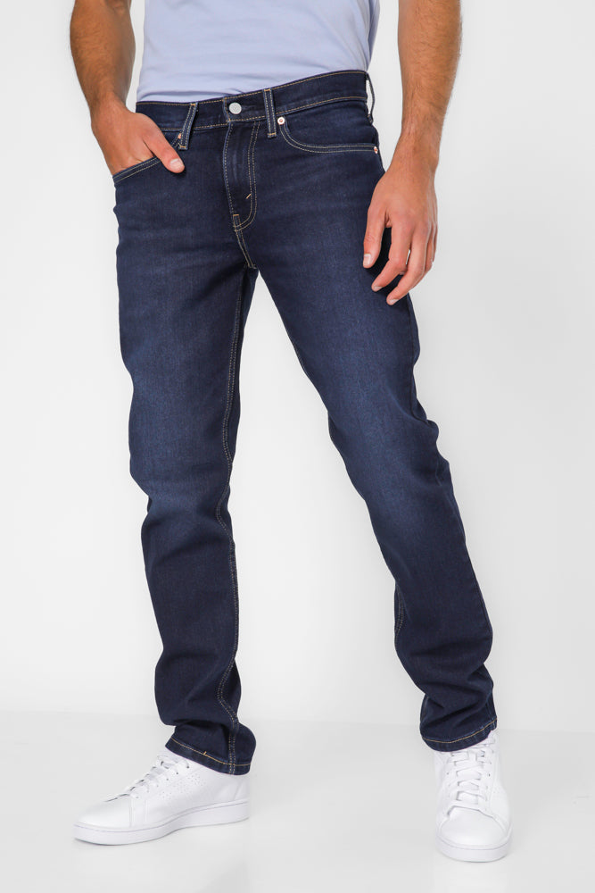 ג'ינס מבית המותג LEVI'S , ג'ינס בעל סגירת רוכסן וכפתור ולולאות חגורה במותן להתאמה אישית, כיסים צידיים ואחוריים לנוחות מירבית.