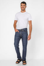 ג'ינס מבית המותג LEVI'S , ג'ינס בעל סגירת רוכסן וכפתור ולולאות חגורה במותן להתאמה אישית, כיסים צידיים ואחוריים לנוחות מירבית.