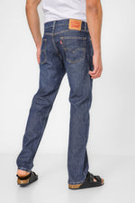 ג'ינס מבית המותג LEVI'S , ג'ינס בעל סגירת רוכסן וכפתור ולולאות חגורה במותן להתאמה אישית, כיסים צידיים ואחוריים לנוחות מירבית.