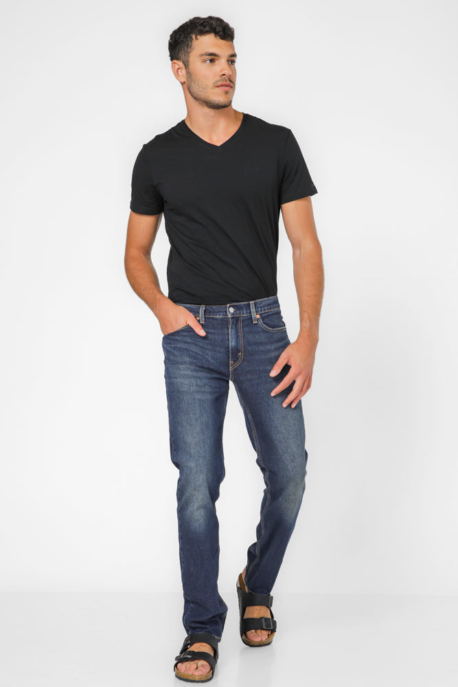 ג'ינס מבית המותג LEVI'S , ג'ינס בעל סגירת רוכסן וכפתור ולולאות חגורה במותן להתאמה אישית, כיסים צידיים ואחוריים לנוחות מירבית.