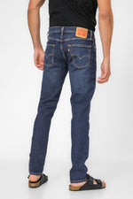 ג'ינס מבית המותג LEVI'S , ג'ינס בעל סגירת רוכסן וכפתור ולולאות חגורה במותן להתאמה אישית, כיסים צידיים ואחוריים לנוחות מירבית.