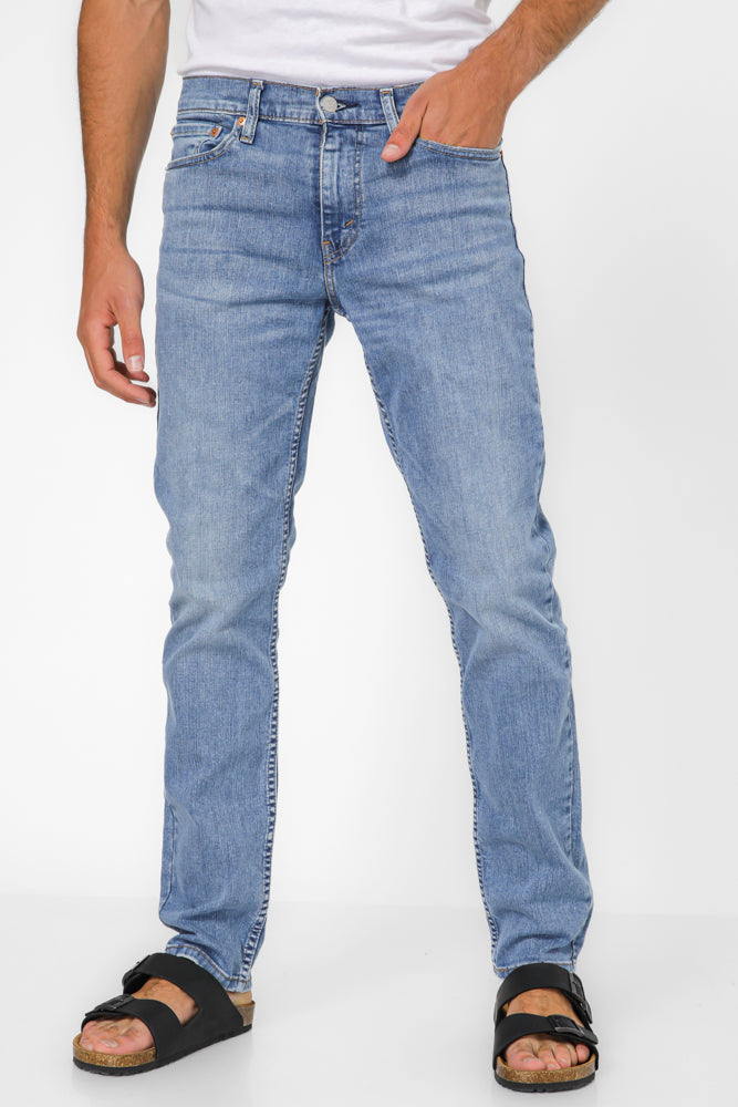 ג'ינס מבית המותג LEVI'S , ג'ינס בעל סגירת רוכסן וכפתור ולולאות חגורה במותן להתאמה אישית, כיסים צידיים ואחוריים לנוחות מירבית.