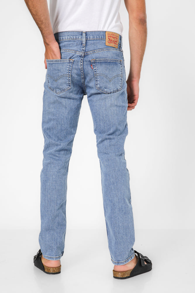 ג'ינס מבית המותג LEVI'S , ג'ינס בעל סגירת רוכסן וכפתור ולולאות חגורה במותן להתאמה אישית, כיסים צידיים ואחוריים לנוחות מירבית.