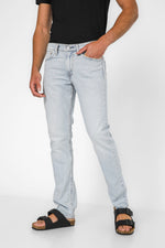 ג'ינס מבית המותג LEVI'S , ג'ינס בעל סגירת רוכסן וכפתור ולולאות חגורה במותן להתאמה אישית, כיסים צידיים ואחוריים לנוחות מירבית.