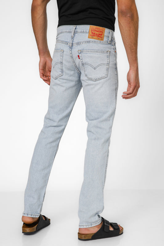 ג'ינס מבית המותג LEVI'S , ג'ינס בעל סגירת רוכסן וכפתור ולולאות חגורה במותן להתאמה אישית, כיסים צידיים ואחוריים לנוחות מירבית.